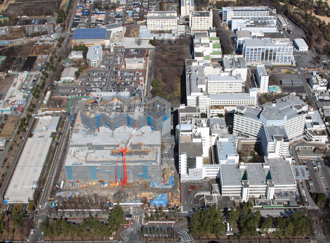 平成25年2月　建設中の新病院は、下から見ると見上げるほどになってきました。