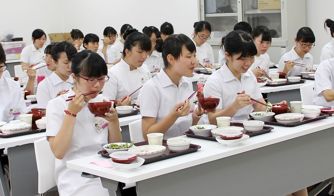 昼食の様子